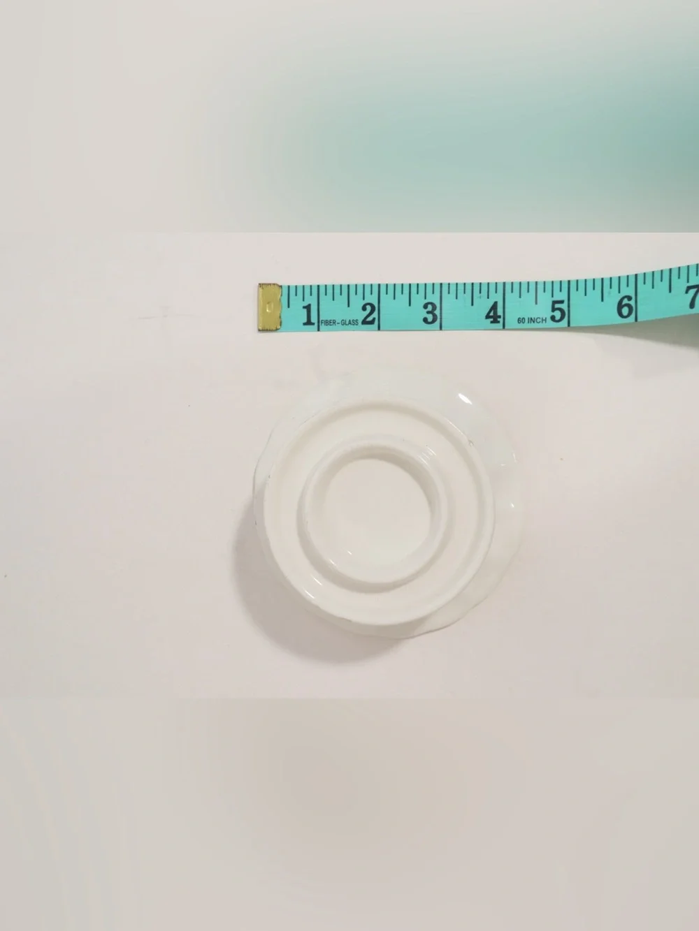 Yankee 2011 White porcelain candle tealight holder with a flared scalloped base